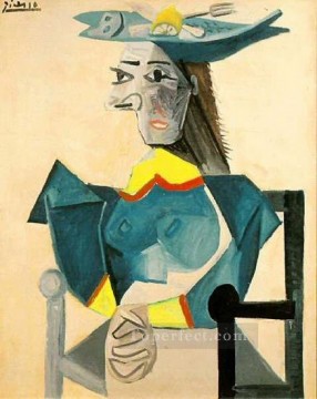 Femme assise au chapeau poisson 1942 Cubismo Pinturas al óleo